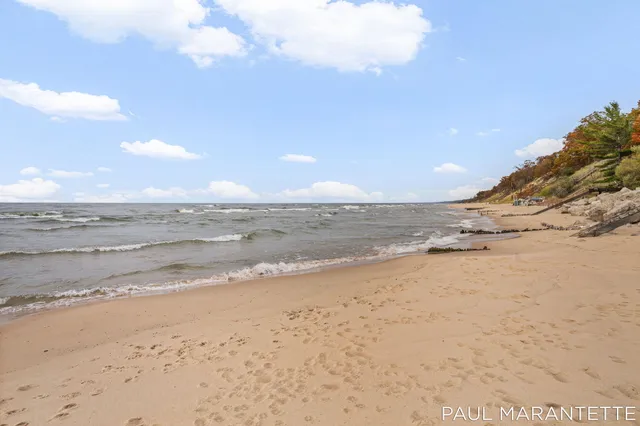 $900,000 | 9421 Lakeview Court, West Olive, MI 49460