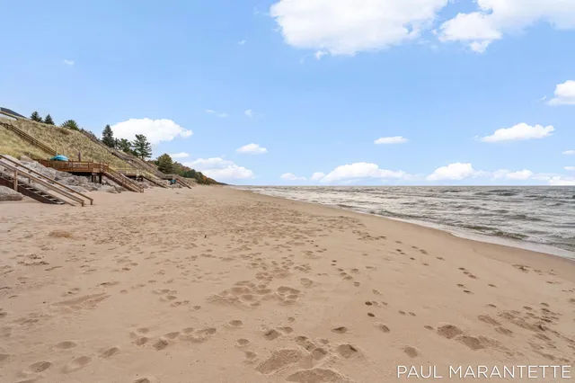 $900,000 | 9421 Lakeview Court, West Olive, MI 49460