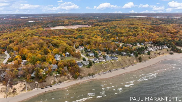 $900,000 | 9421 Lakeview Court, West Olive, MI 49460