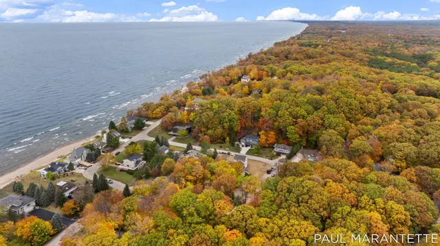 $900,000 | 9421 Lakeview Court, West Olive, MI 49460