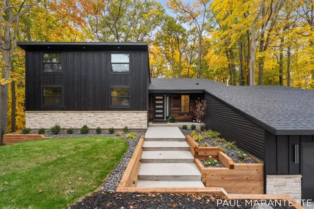 $900,000 | 9421 Lakeview Court, West Olive, MI 49460