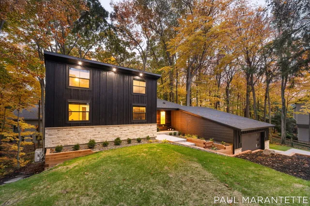 $900,000 | 9421 Lakeview Court, West Olive, MI 49460