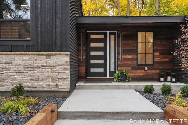 $900,000 | 9421 Lakeview Court, West Olive, MI 49460