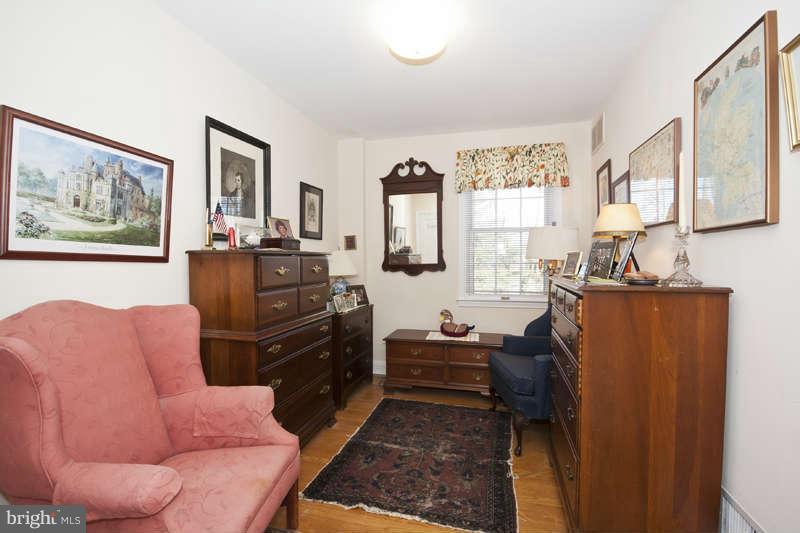 198 Stanmore Road Baltimore, MD 21212 - Photo 18 of 24 a living room with furniture a couch and two windows