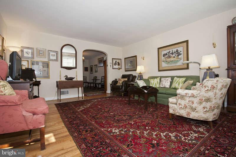 198 Stanmore Road Baltimore, MD 21212 - Photo 3 of 24 a living room with furniture