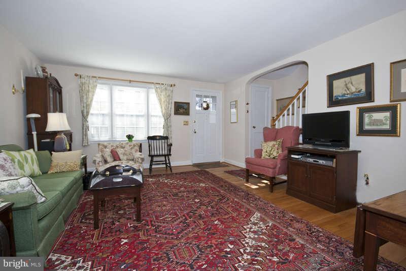 198 Stanmore Road Baltimore, MD 21212 - Photo 5 of 24 a living room with furniture and a flat screen tv