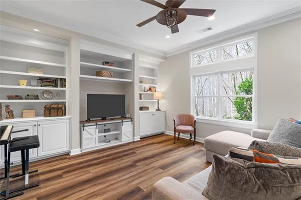 a view of a back yard