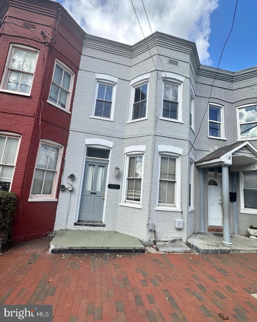 313 North Kent Street Winchester, VA 22601 - Photo 1 of 15 a front view of a house