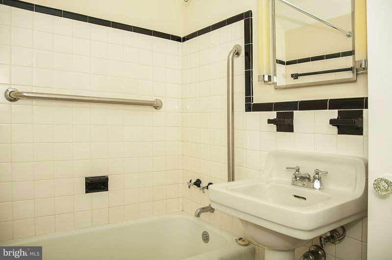 304 Penwood Road Silver Spring, MD 20901 - Photo 11 of 18 Bath