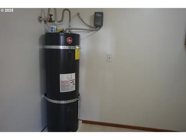 a view of a room with an empty space