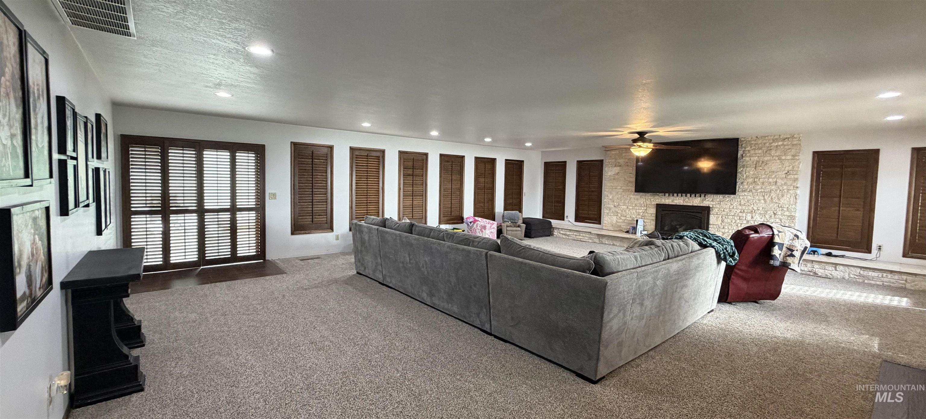 880 Jenkins Creek Road Weiser, ID 83672 - Photo 16 of 43 Spacious room featuring plush carpeting and recessed lighting