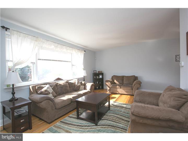 7269 Hill Road Philadelphia, PA 19128 - Photo 2 of 25 Living Room