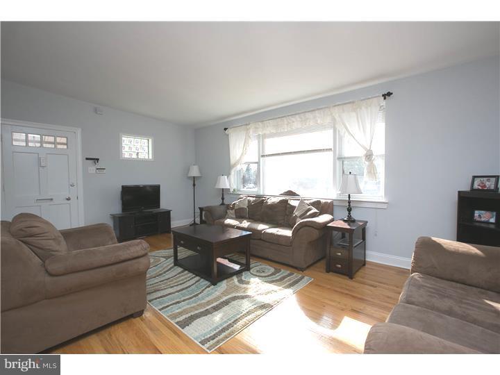 7269 Hill Road Philadelphia, PA 19128 - Photo 3 of 25 Living Room