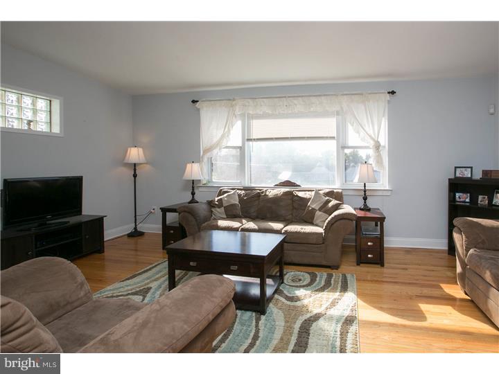 7269 Hill Road Philadelphia, PA 19128 - Photo 4 of 25 Living Room