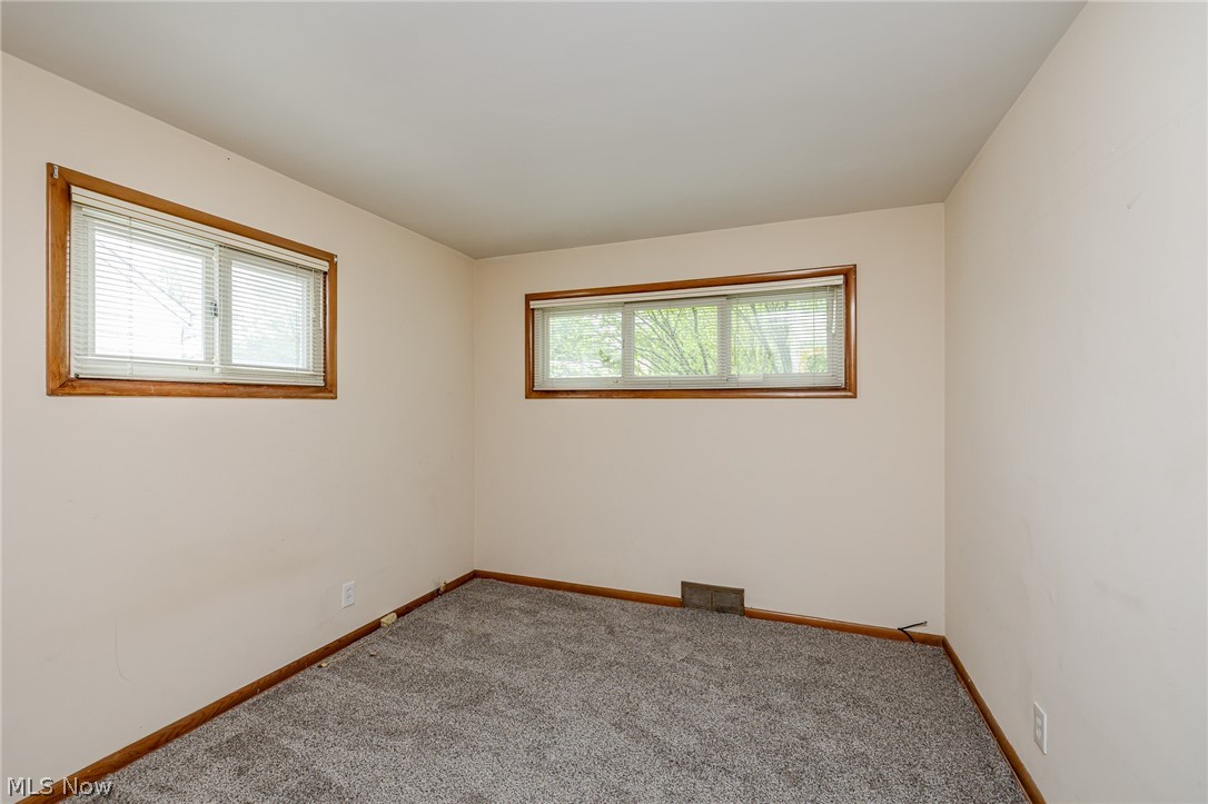 5670 Cherokee Road Cleveland, OH 44124 - Photo 14 of 37