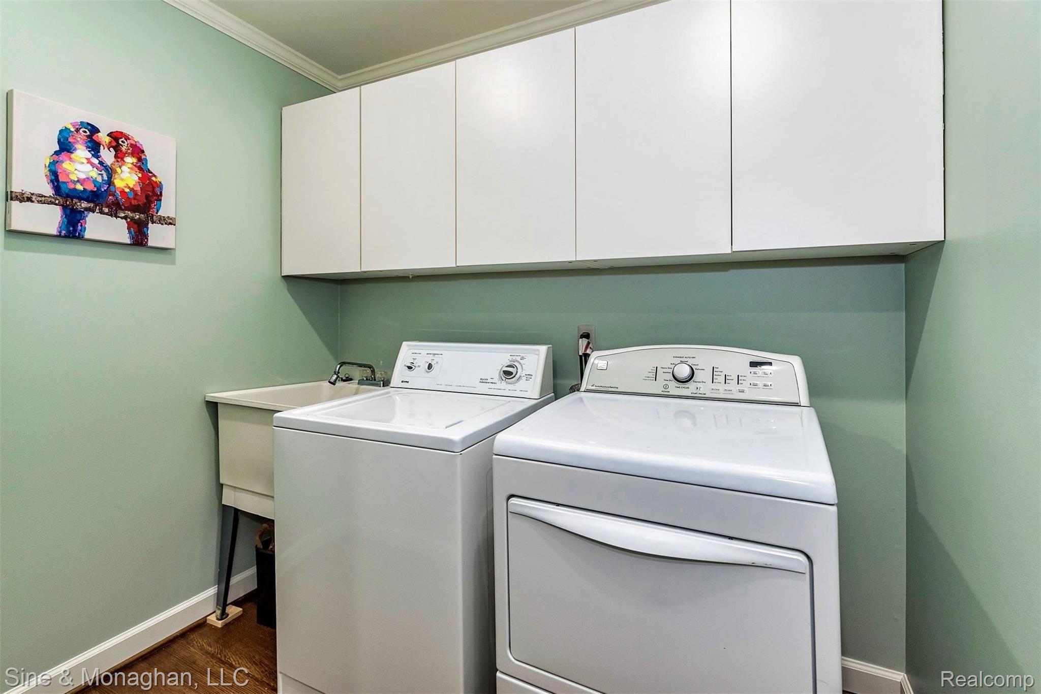 531 Shellbourne Drive Rochester, MI 48309 - Photo 24 of 51 Main floor laundry with crown moulding