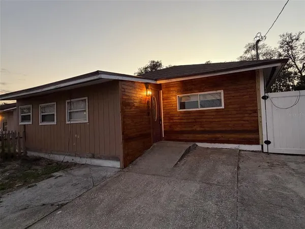 a view of backyard of the house