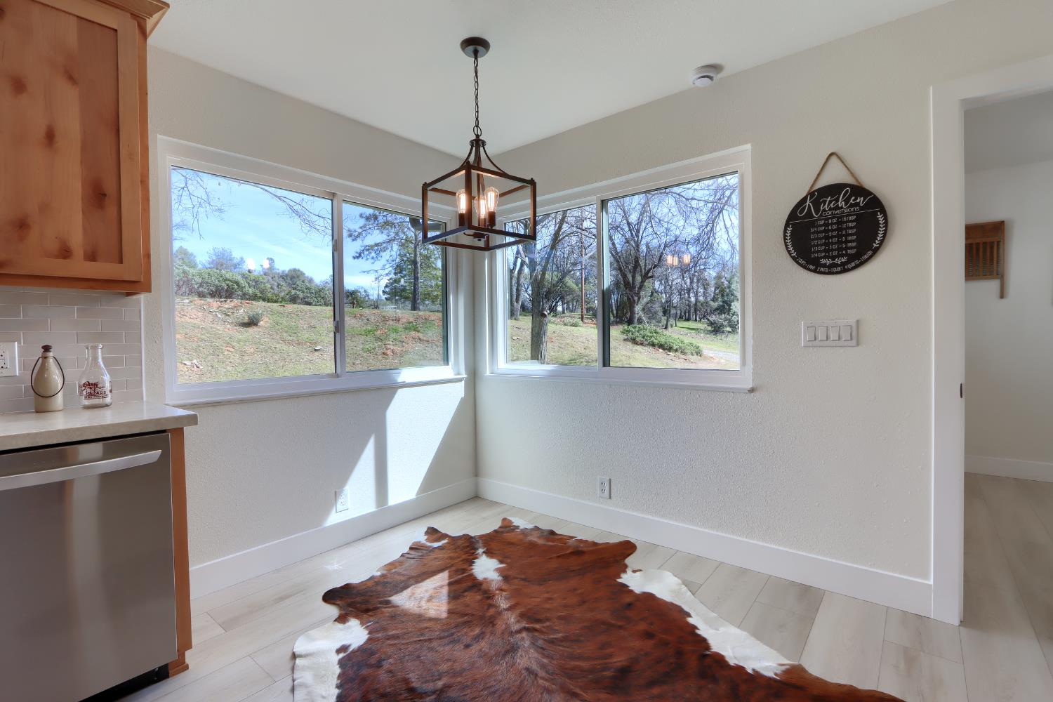 5518 East Whitlock Road Mariposa, CA 95338 - Photo 20 of 57 a view of a hallway with windows