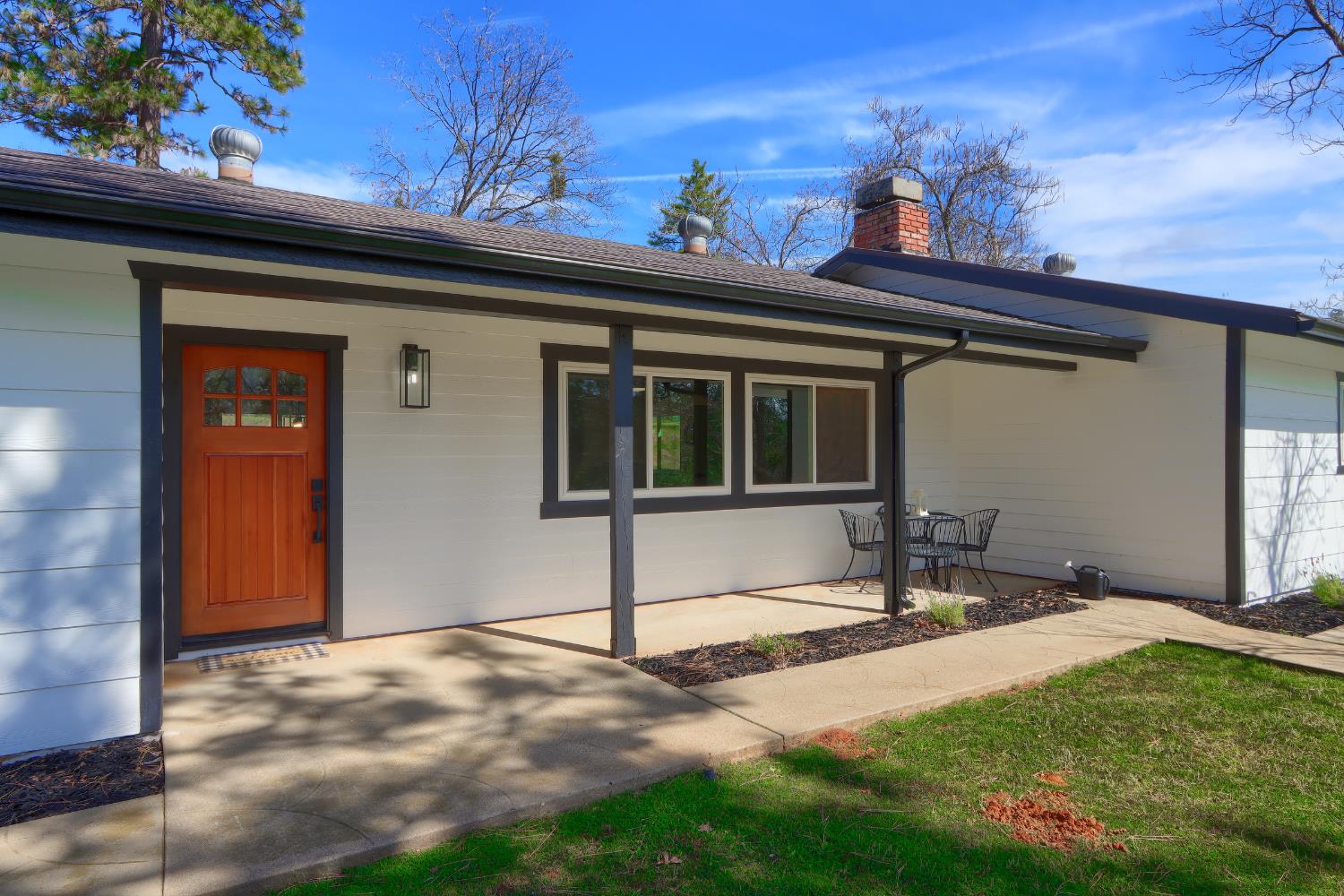 5518 East Whitlock Road Mariposa, CA 95338 - Photo 2 of 57 a front view of a house with a yard
