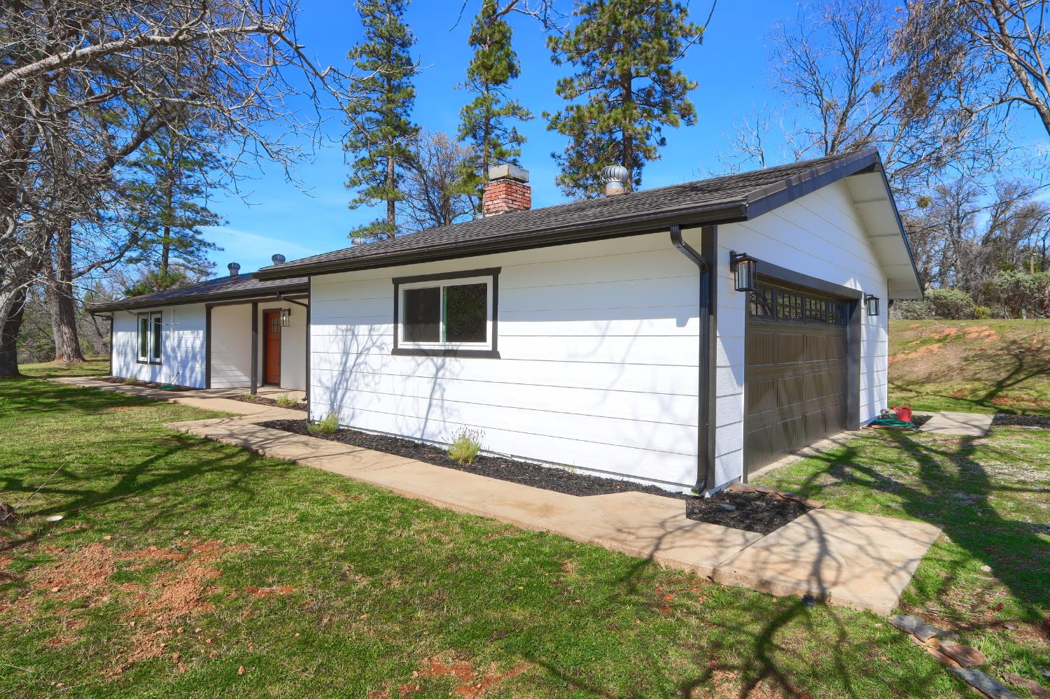 5518 East Whitlock Road Mariposa, CA 95338 - Photo 3 of 57 a front view of a house with garden