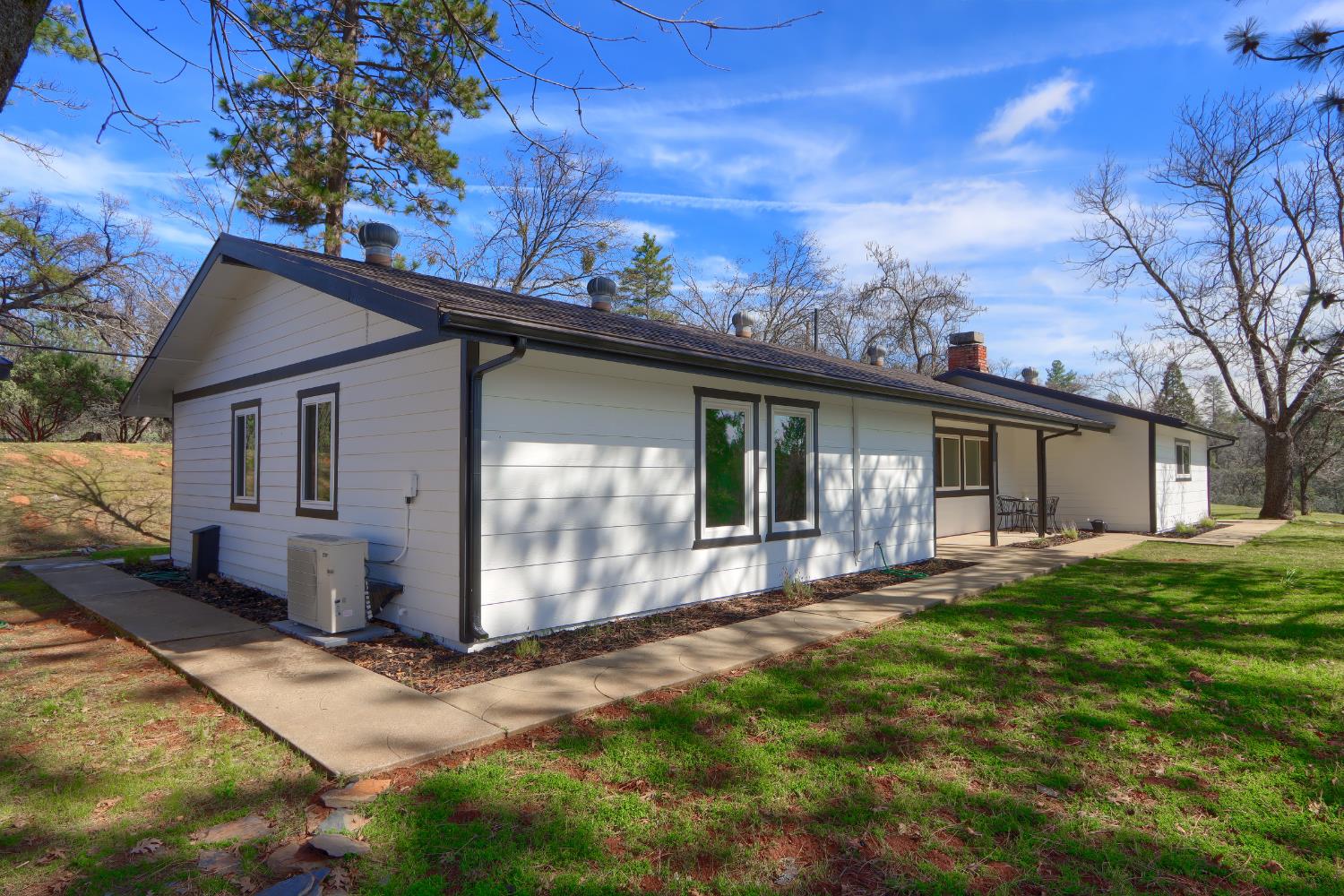 5518 East Whitlock Road Mariposa, CA 95338 - Photo 34 of 57 a front view of a house with a yard and garage