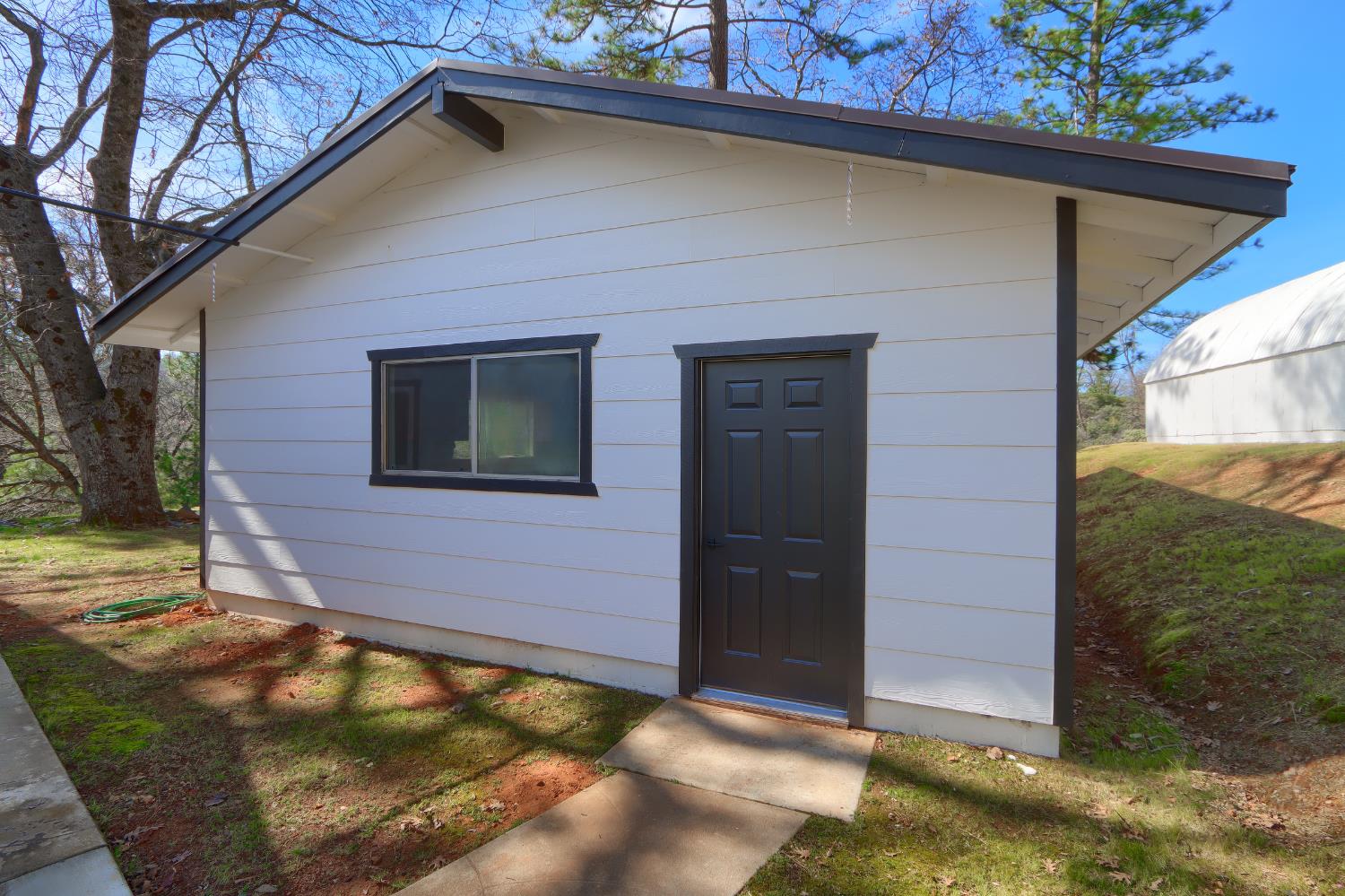 5518 East Whitlock Road Mariposa, CA 95338 - Photo 36 of 57 a backyard of a house