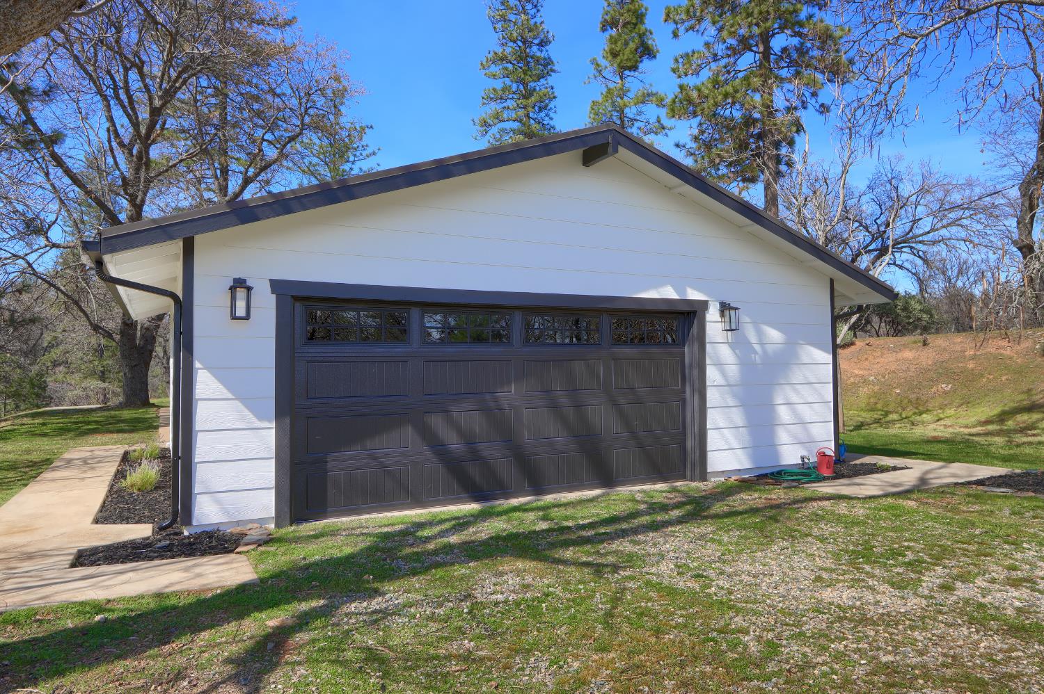 5518 East Whitlock Road Mariposa, CA 95338 - Photo 41 of 57 a front view of a house with a yard