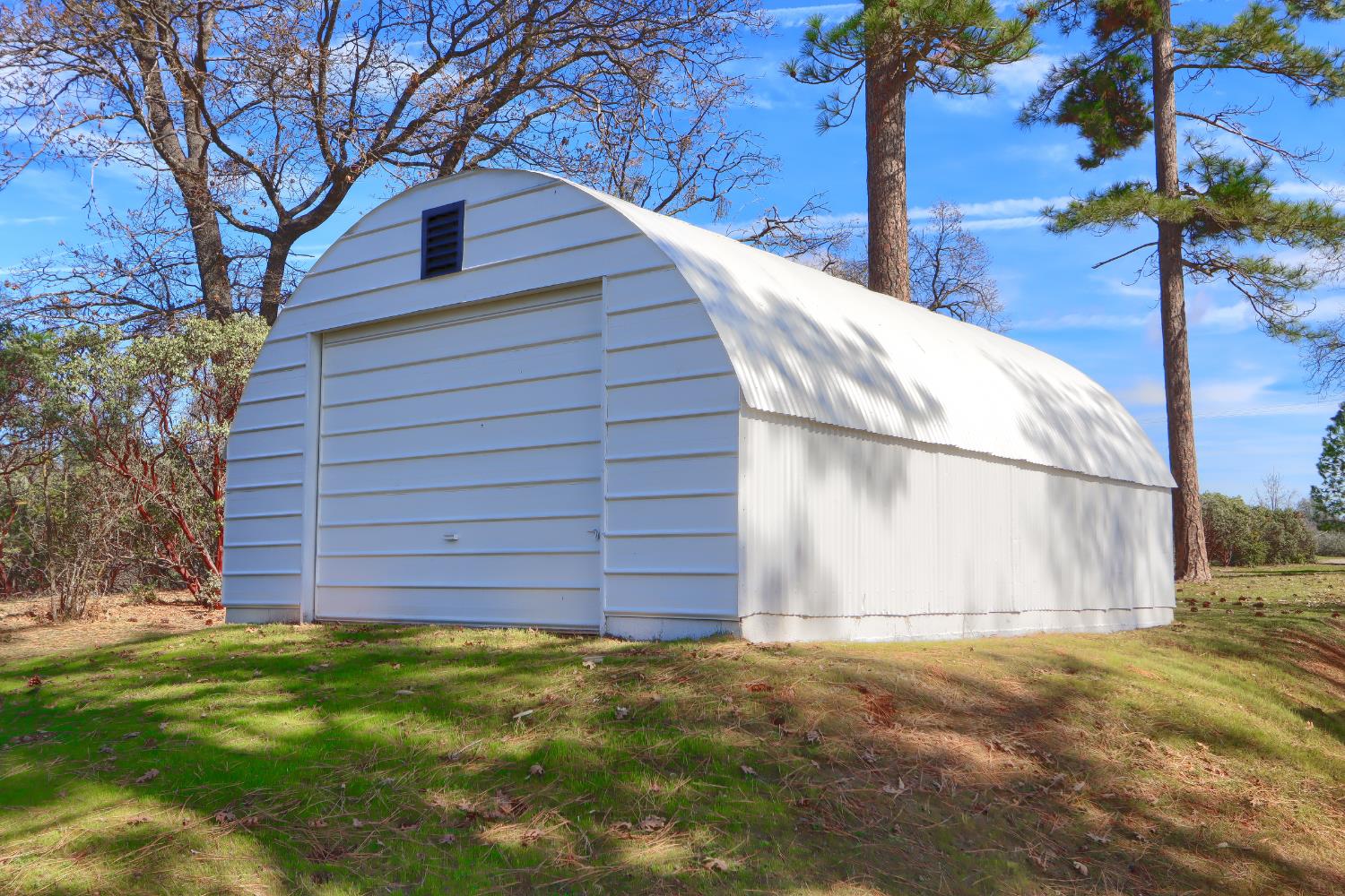 5518 East Whitlock Road Mariposa, CA 95338 - Photo 45 of 57 a view of a backyard