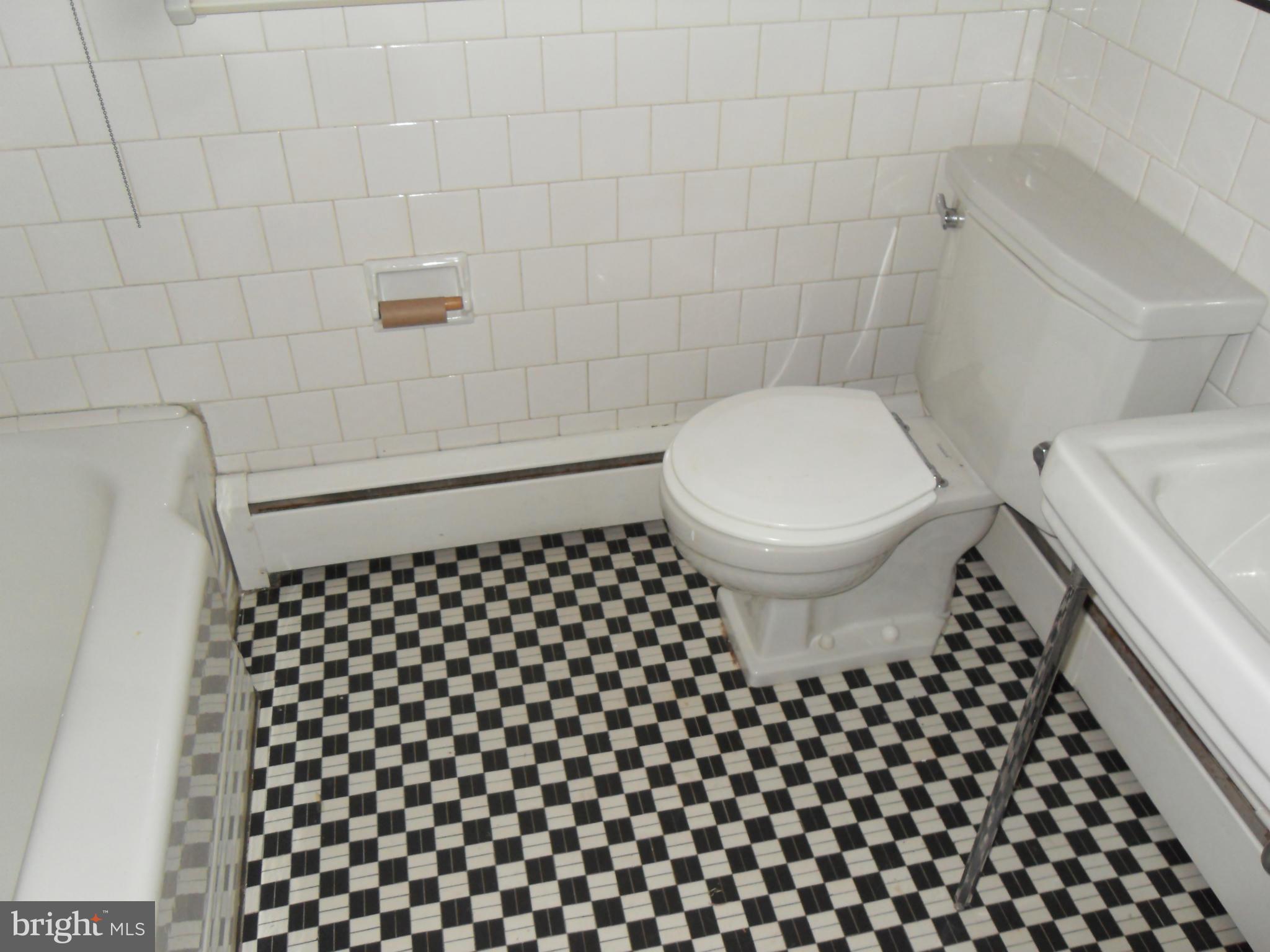 5008 Plymouth Road Baltimore, MD 21214 - Photo 8 of 16 Bath