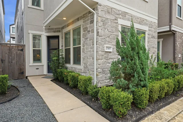 $379,900 | 2707 Church Wood Drive, Houston, TX 77082