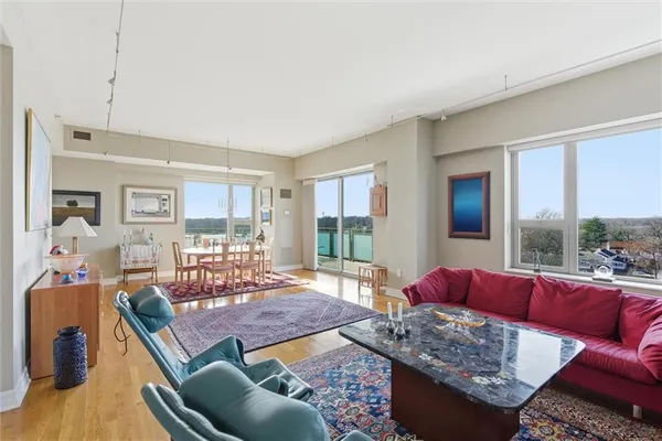 $1,100,000 | 4950 Central Street, Unit 805, Kansas City, MO 64112