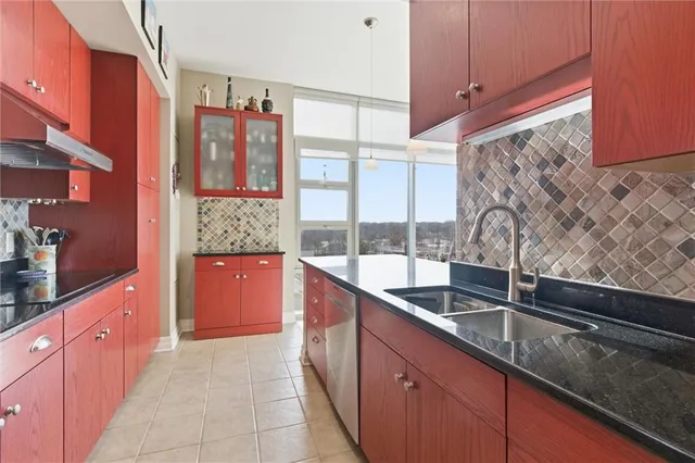 $1,200,000 | 4950 Central Street, Unit 805, Kansas City, MO 64112