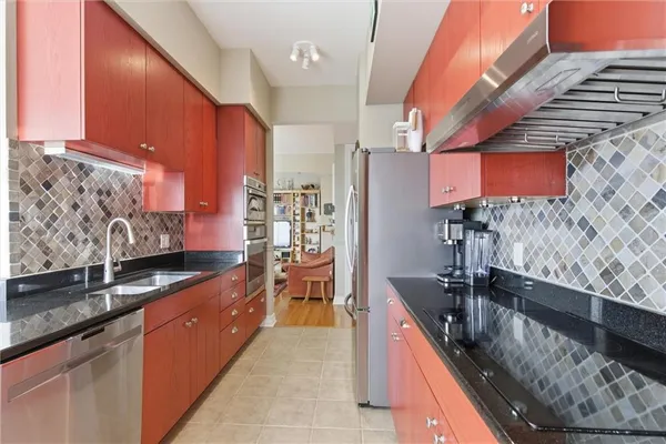 $1,100,000 | 4950 Central Street, Unit 805, Kansas City, MO 64112