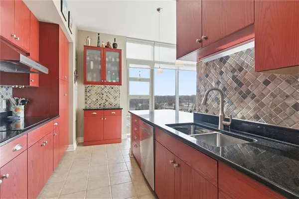 $1,100,000 | 4950 Central Street, Unit 805, Kansas City, MO 64112
