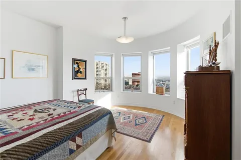 $1,100,000 | 4950 Central Street, Unit 805, Kansas City, MO 64112