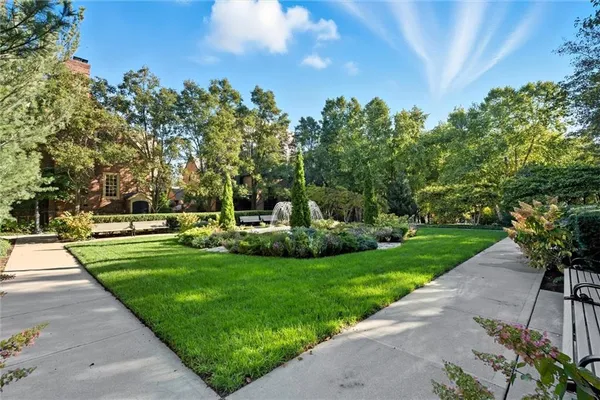 $1,100,000 | 4950 Central Street, Unit 805, Kansas City, MO 64112