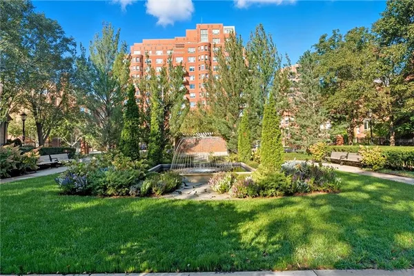 $1,100,000 | 4950 Central Street, Unit 805, Kansas City, MO 64112