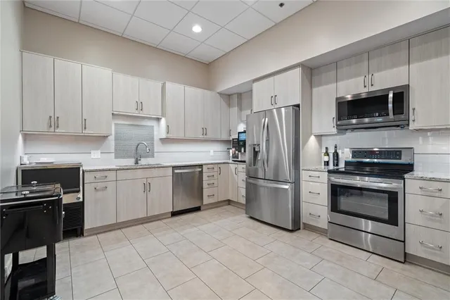 $1,200,000 | 4950 Central Street, Unit 805, Kansas City, MO 64112