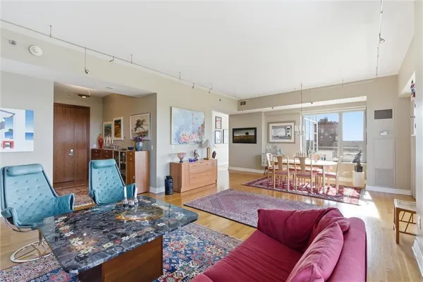 $1,100,000 | 4950 Central Street, Unit 805, Kansas City, MO 64112
