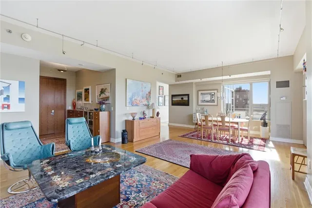 $1,200,000 | 4950 Central Street, Unit 805, Kansas City, MO 64112