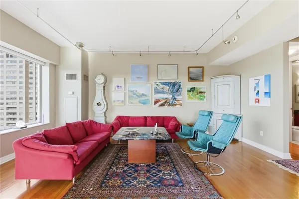 $1,100,000 | 4950 Central Street, Unit 805, Kansas City, MO 64112