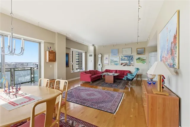 $1,200,000 | 4950 Central Street, Unit 805, Kansas City, MO 64112