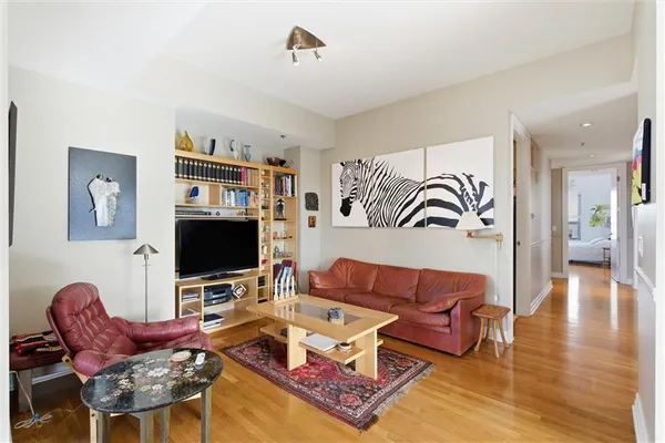 $1,100,000 | 4950 Central Street, Unit 805, Kansas City, MO 64112