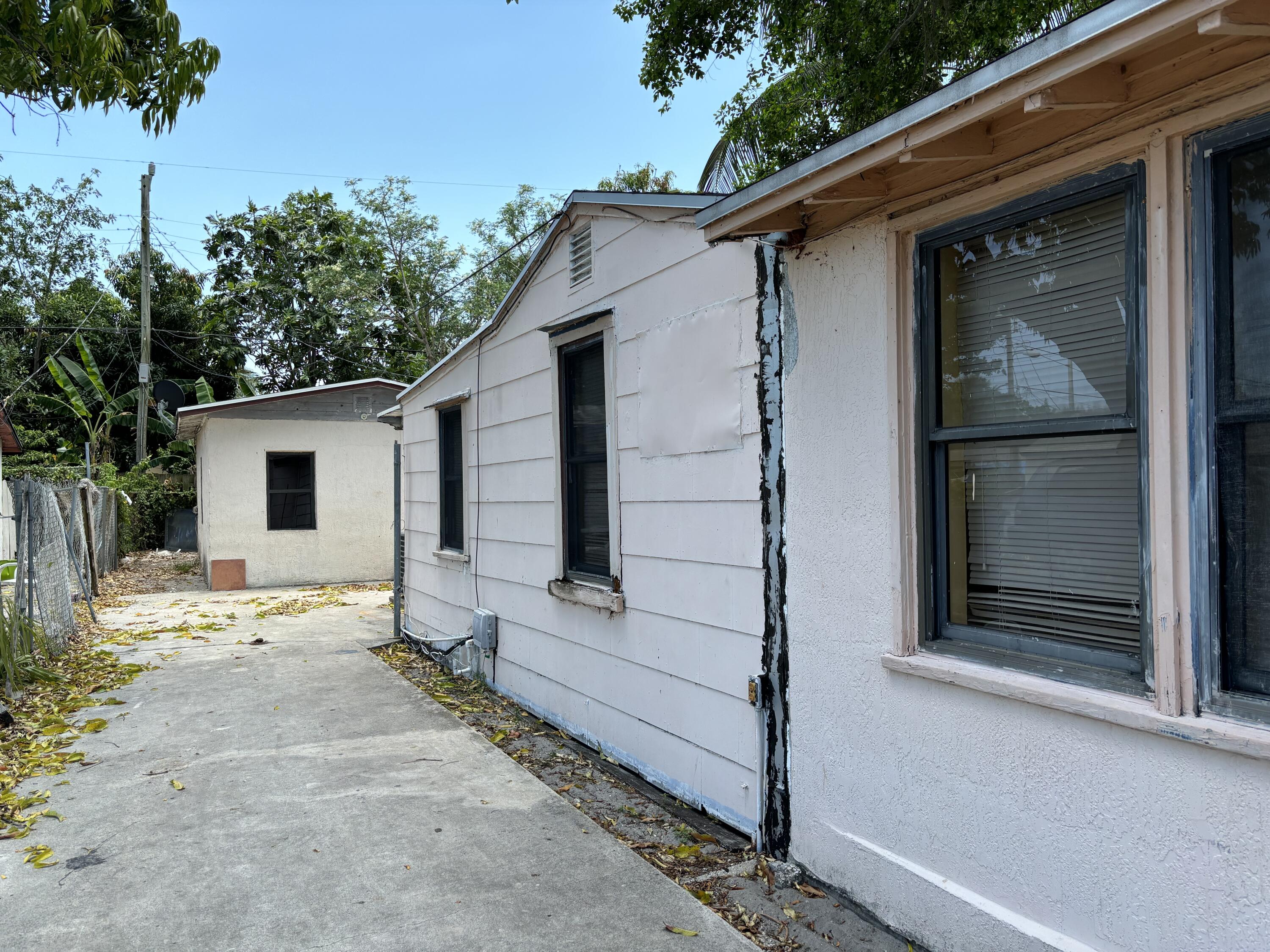 1042 Peak Road Lake Worth, FL 33462 - Photo 5 of 8 7