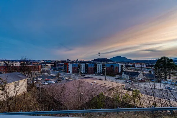 $2,600 | 411 Fairpoint Street, Unit 202, Chattanooga, TN 37405