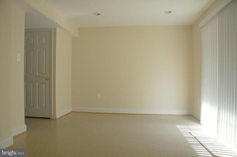 73 Timber Rock Road Gaithersburg, MD 20878 - Photo 3 of 25 First floor family room
