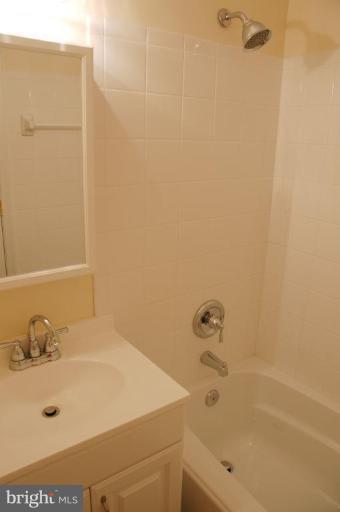 73 Timber Rock Road Gaithersburg, MD 20878 - Photo 22 of 25 Main bath on bedroom level