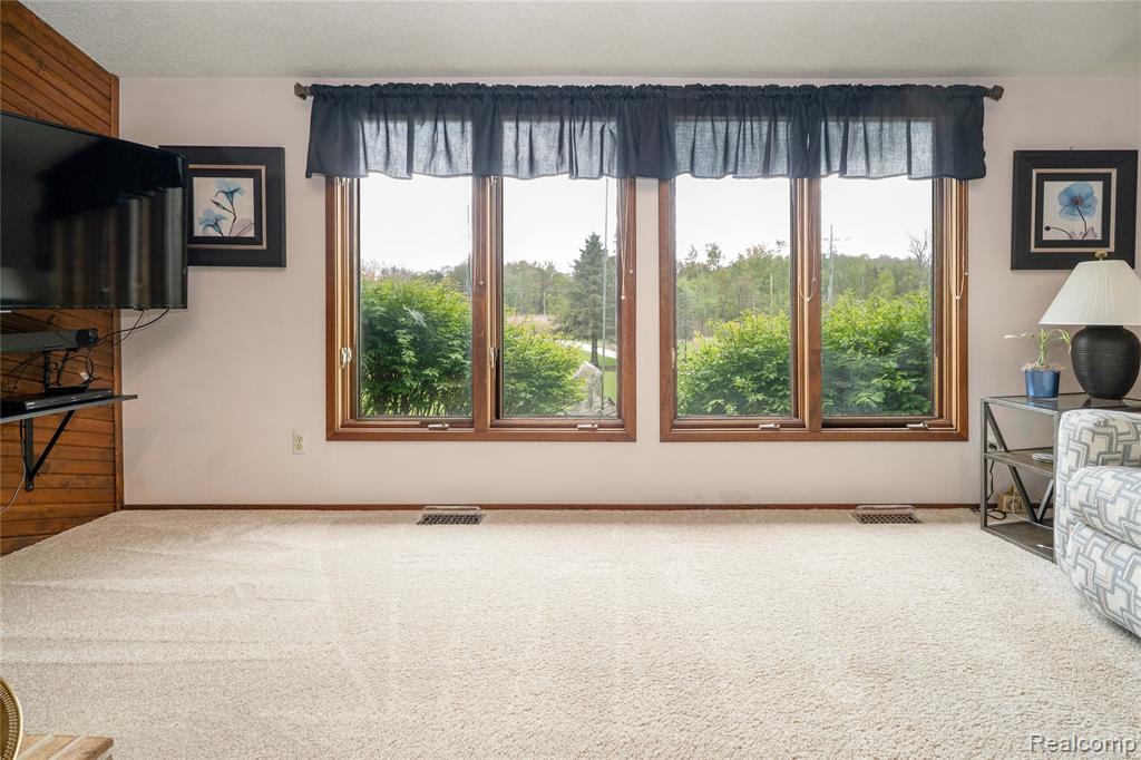 2725 Cooley Lake Road Highland, MI 48356 - Photo 16 of 63
