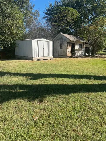 a view of house with a yard