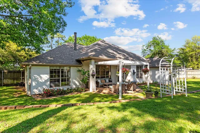 a view of a house with backyard